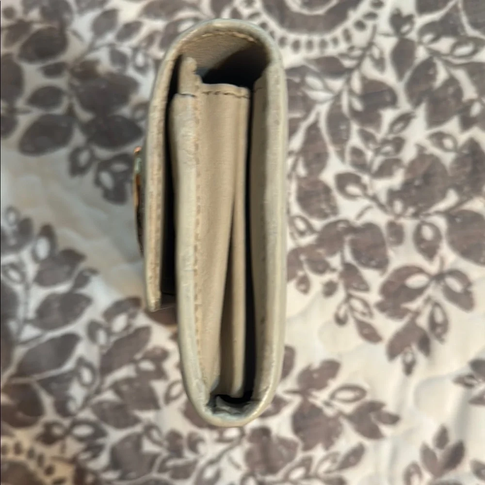 Gucci Guccissima Cream Leather Wallet with Gold GG Accent - Picture 5 of 10
